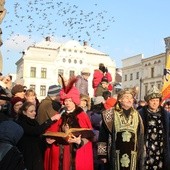 W królewskie postacie wcielili się przedstawiciele władz samorządowych miasta i powiatu