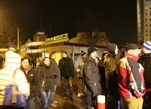 Tłum pod bramą kopalni "Brzeszcze" stał do wieczora
