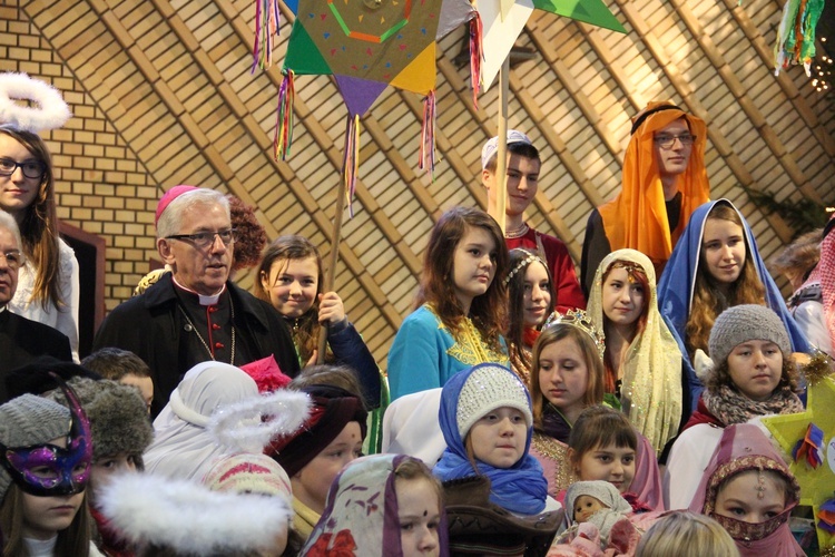 Kolędnicy misyjni przy stajence