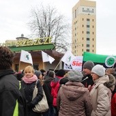 Przed bramą kopalni wciąż gromadzą się ludzie