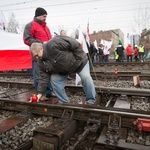 Związkowcy blokują tory