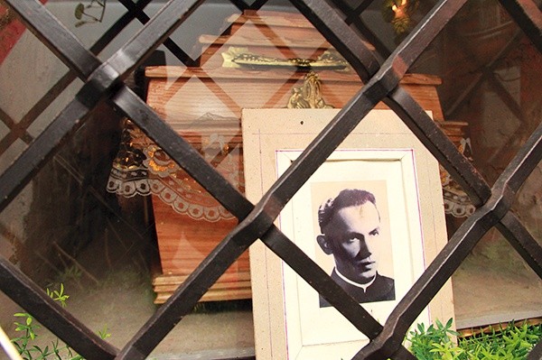 Trumna z ciałem ks. Józefa spoczywa w podziemiach kaplicy cmentarnej w Pisarzowej