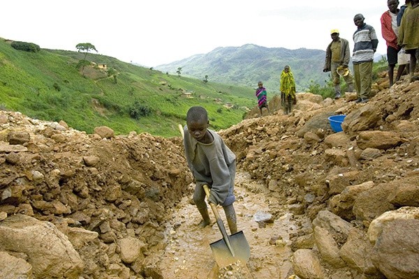 W ten sposób w Kongu wydobywa się koltan. Na zdjęciu Mugisha, dwunastolatek pracujący przy wydobyciu minerałów w Numbi w Kongu