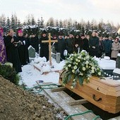  Rzesze wiernych odprowadziły na cmentarz ciało zmarłego kapłana
