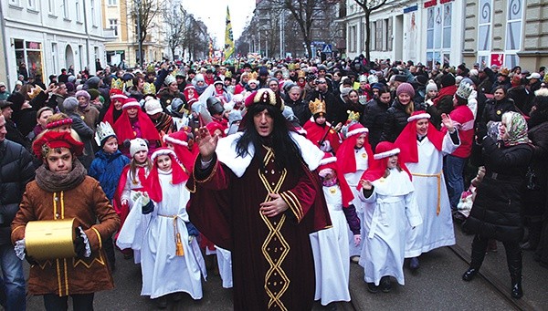 Gorzowski orszak zorganizował cały sztab służb ludzi związanych ze Stowarzyszeniem Pomocy Bliźniemu im. Brata Krystyna z Augustynem Wiernickim na czele, a także Stowarzyszenie Rodzin Katolickich, parafie, wspólnoty, stowarzyszenia, szkoły, przedszkola oraz wielu przyjaciół i wolontariuszy 