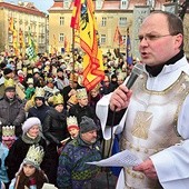 Ks. Krzysztof Krzak, świdnicki wikariusz, jako archanioł wysyłający  Trzech Króli w drogę do Betlejem