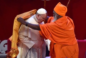 Papież Franciszek podczas spotkania otrzymał płaszcz