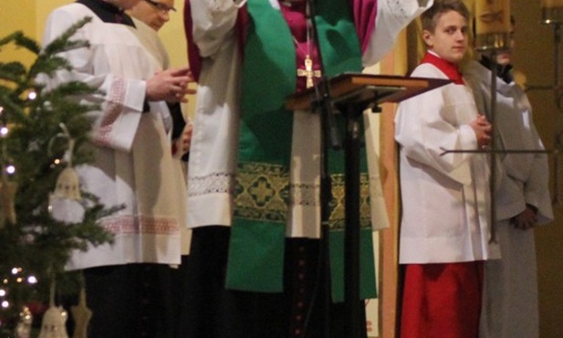 Bp Piotr Greger udzielił błogosławieństwa aaronowego obecnym na nabożeństwie ekumenicznym