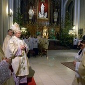 Życzenia bp. Henrykowi składa ks. Jarosław Wojtkun