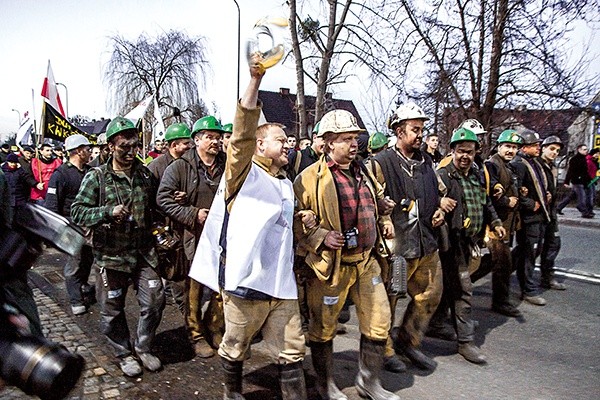  Kiedy do manifestacji w Gliwicach przyłączyli się górnicy protestujący dotąd pod ziemią, emocje zaczynały wrzeć