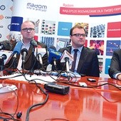  O planach na najbliższy sezon mówili (od lewej): Sylwester Krawczyk, członek Zarządu Stowarzyszenia Czarni Radom, Mariusz Szyszko, prezydent Radosław Witkowski i Mateusz Tyczyński, dyrektor kancelarii prezydenta