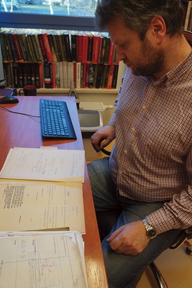  Dr Dariusz Węgrzyn pokazuje archiwa służące do tworzenia bazy deportowanych do ZSRR