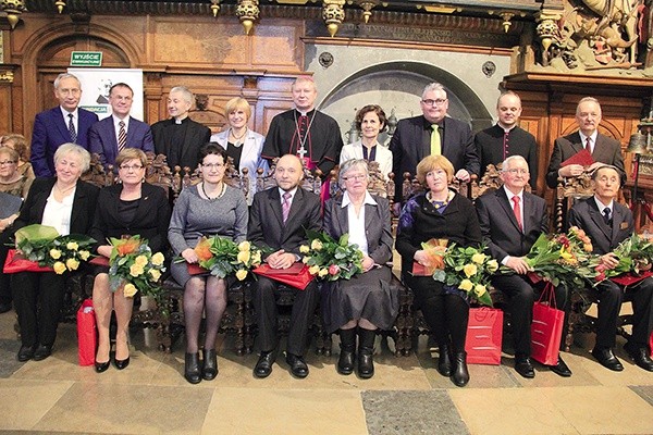 Laureaci tegorocznej  edycji nagrody w towarzystwie  biskupa Wiesława 