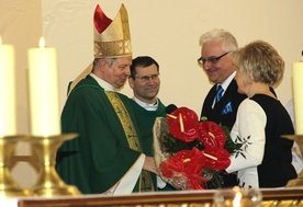 Jerzy Skórkiewicz dziękuje bp. Henrykowi Tomasikowi za przewodniczenie Eucharystii sprawowanej w intencji członków Akcji Katolickiej. Obok ks. Andrzej Jędrzejwski