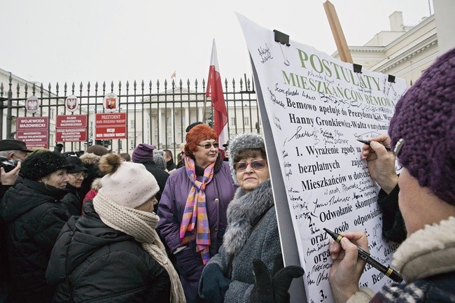 Protest na pl. Bankowym.  Część mieszkańców Bemowa domaga się „zaprzestania szykanowania” ich dzielnicy