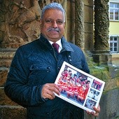 Harish Batra na co dzień pracuje na Uniwersytecie Wrocławskim. Gdy dorastał w Indiach, widział na ulicach opuszczenie trędowatych