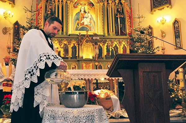 Nabożeństwo rozpoczęło symboliczne wlewanie wody  do jednego naczynia 