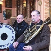  Wojciech Patyk, choć siedzi w ostatnim rzędzie, zawsze jest widoczny ze względu na tubę 