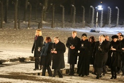 Prezydent Bronisław Komorowski z żoną na czele składających znicze pod Pomnikiem Ofiar Obozu