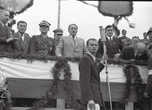Na trybunie honorowej w Opolu w 1946 r. obok Bolesława Bieruta (w jasnym garniturze) stoi w mundurze wojewoda Aleksander Zawadzki, a z tyłu (również w mundurze) jego zastępca Jerzy Ziętek