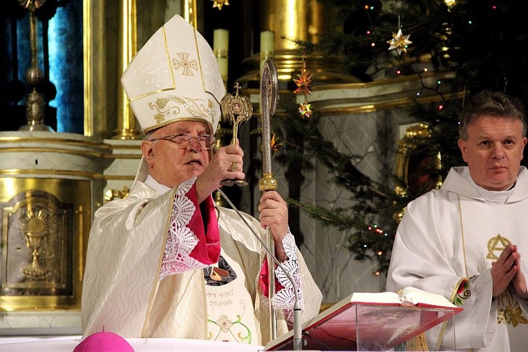 Bp Józef Zawitkowski błogosławi relikwiami bł. Bolesławy. Obok ks. Władysław Moczarski, proboszcz parafii Świętego Ducha w Łowiczu