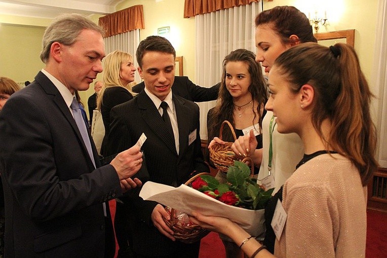 Burmistrz Cieszyna Ryszard Macura (z lewej) hojnie otworzył portfel, by zakupić koncertową cegiełkę na rzecz Hospicjum im. Łukasza Ewangelisty
