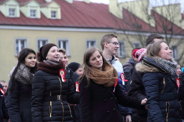 Polonez maturzystów na łowickim rynku