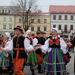 Polonez maturzystów na łowickim rynku