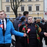 Polonez maturzystów na łowickim rynku