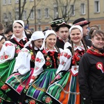 Polonez maturzystów na łowickim rynku