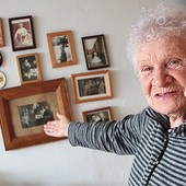   – Najbardziej z Grodna pamiętam piękny cmentarz. Moja mama miała 23 lata, gdy owdowiała, i dużo czasu na tym cmentarzu spędzałyśmy – wspomina Weronika Kurjanowicz, pokazując pamiątki rodzinne