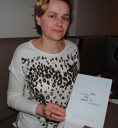  Elżbieta Skromak ze swoją książką