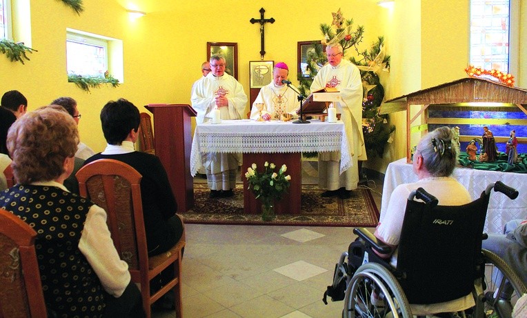  Poświęcenie kaplicy, przy ołtarzu ks. Henryk Gerlic, bp Gerard Kusz i ks. Krzysztof Konieczny