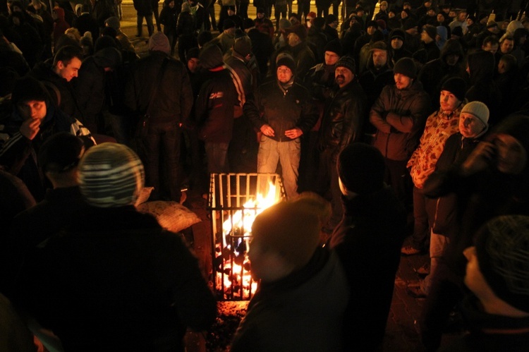 Górnicy pikietują siedzibę JSW