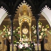 Jezus w monstrancji łączy dwie części kościoła Trójcy Przenajświętszej - tę, w której modlą się siostry klaryski, i tę, w której gromadzą się wierni