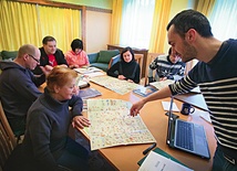 Polacy ewakuowani  z Donbasu uczą się języka polskiego i historii. Pani Ines doskonale mówi po polsku, podobnie pan Oleg (naprzeciwko) i pan Anatol (w okularach)