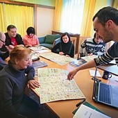 Polacy ewakuowani  z Donbasu uczą się języka polskiego i historii. Pani Ines doskonale mówi po polsku, podobnie pan Oleg (naprzeciwko) i pan Anatol (w okularach)