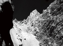 Pokryta głazami powierzchnia komety Czuriumow- -Gierasimienko