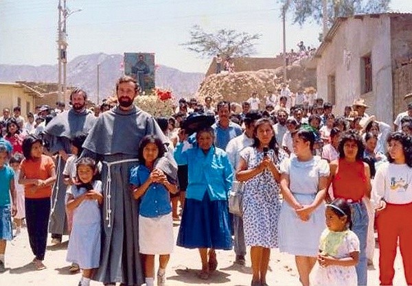  Sługa Boży o. Michał Tomaszek w otoczeniu dzieci w Pariacoto 