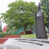 Pomnik kard. Kominka znajduje się na Ostrowie Tumskim we Wrocławiu 