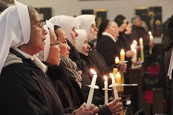  „Niosąc w sercach tęsknotę za Bogiem, przyszliśmy do świątyni, aby spotkać Chrystusa” – modlił się w imieniu zebranych  bp Paweł Cieślik