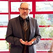 Prof. n. med.  Jerzy Jabłecki,  chirurg transplantolog  Kierowany przez niego zespół lekarzy szpitala w Trzebnicy w 2006 r. dokonał pierwszego w Polsce, a siódmego w świecie przeszczepu ręki, w 2010 r. – pierwszego w Polsce zabiegu transplantacji obu rąk. Wykładowca Państwowej Wyższej Medycznej Szkoły Zawodowej w Opolu. Członek Rady Społecznej przy Arcybiskupie Wrocławskim, członek stowarzyszenia „Fides et Ratio”, członek zarządu Międzynarodowego Towarzystwa Przeszczepów Złożonych, członek- -założyciel ...