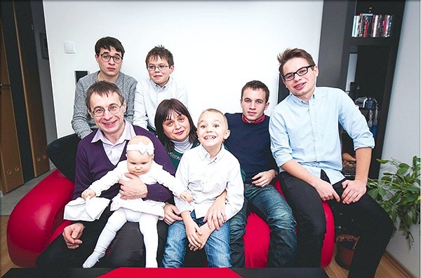 Rodzina Beaty i Bogusława Wydrów dzięki lokalnej karcie Rodzina Trzy plus korzysta z wielu ulg 