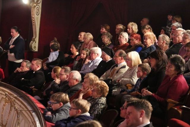 Zespół Teatralny Parafii św. Elżbiety na scenie