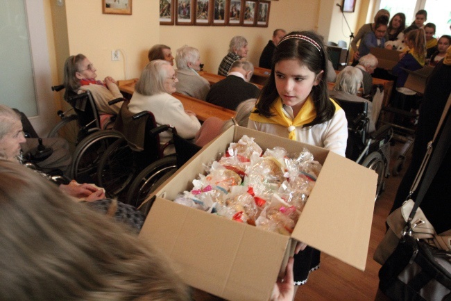 Przynieśli i otrzymali uśmiechy 