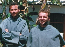 Bł. o. Michał Tomaszek (z lewej) i bł. o. Zbigniew Strzałkowski (z prawej)