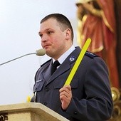 Asp. Krzysztof Stankiewicz przestrzegał: – Samochodów jest coraz więcej, jeżdżą szybciej. Odblask może uratować życie!