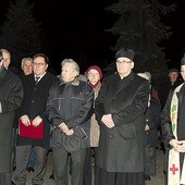 Na zdjęciu: Uczestnicy uroczystości upamiętniającej wywiezionych do ZSRR. Przemawia Bernard Gaida