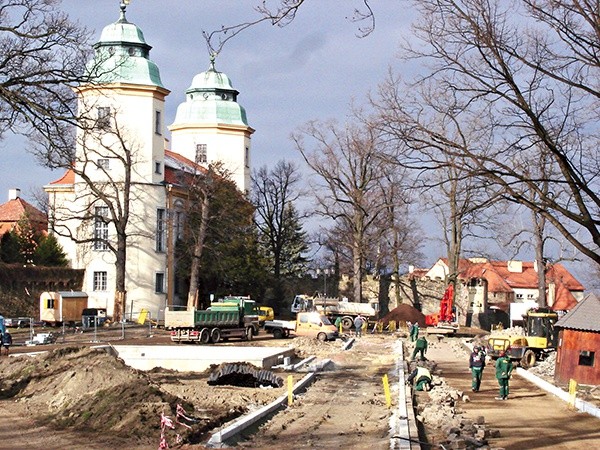 Remont uliczki dojazdowej  do zamku: mniej parkingu,  więcej zieleni