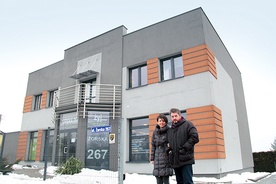  Katarzyna i Jarosław Cieciurowie przed rybnickim „Centrum Naturalnie”